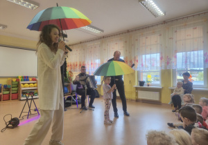 Artyści występują na scenie