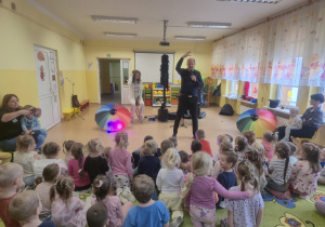 Dzieci oglądają występ muzyków