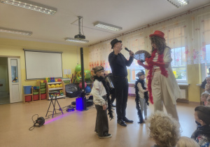 Dzieci z artystami na scenie przygotowują się do występu