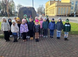 Dzieci pod pomnikiem