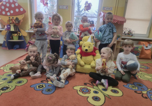 Dzieci ze swoimi misiami pozują do zdjęcia