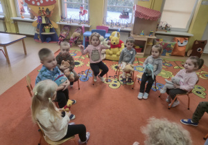 Dzieci z misiami siedzą na krzesełkach