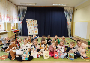 Dzieci pozują do zdjęcia z misiami