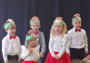 Dzieci recytują wiersz