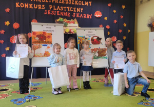 Dzieci z nagrodami pozują do zdjęcia