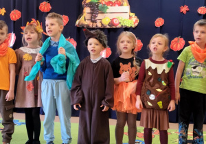 Dzieci śpiewają piosenkę o jesieni