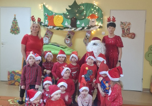 Dzieci pozują do zdjęcia grupowego