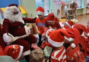 Dzieci rozmawiają ze Świętym Mikołajem