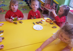 Dzieci dekorują pierniki