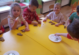 Dzieci dekorują pierniki