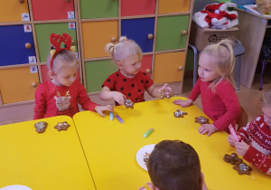 Dzieci dekorują pierniki