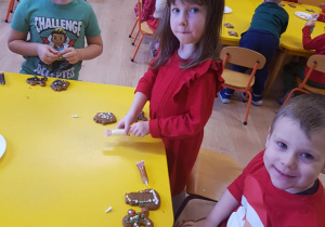 Dzieci dekorują pierniki