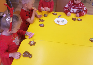 Dzieci dekorują pierniki