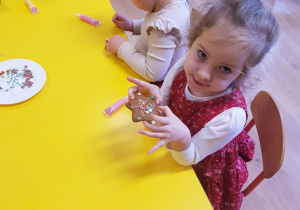 Dzieci dekorują pierniki