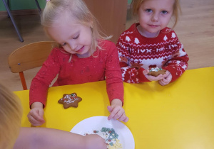 Dzieci dekorują pierniki