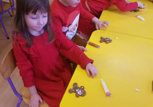 Dzieci dekorują pierniki