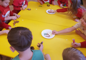 Dzieci dekorują pierniki