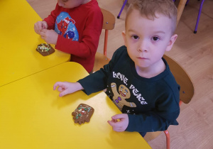 Dzieci dekorują pierniki