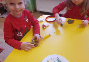 Dzieci dekorują pierniki