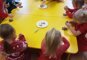 Dzieci dekorują pierniki