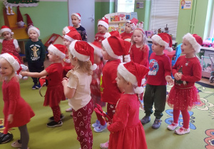 Dzieci śpiewają dla Mikołaja