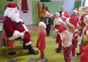 Dzieci śpiewają dla Mikołaja