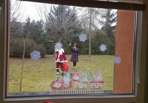 Dzieci wyglądają przez okno