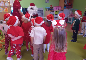 Dzieci gromadzą się koło Mikołaja