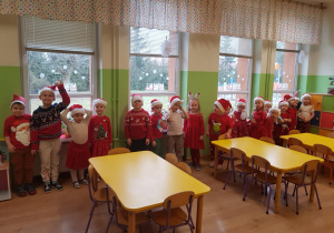 Dzieci wyglądają przez okno