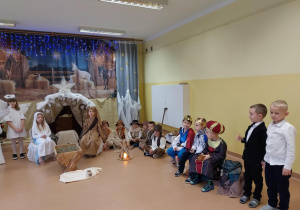 Mali aktorzy oczekują na rozpoczęcie Jasełek