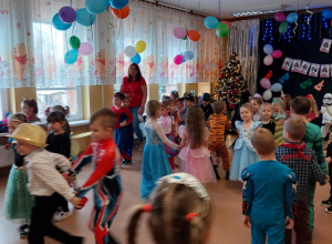 Dziewczynki w strojach karnawałowych