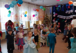 Dzieci prezentują stroje