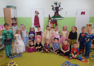 Dzieci w strojach karnawałowych