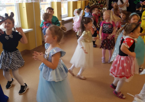 Dzieci tańczą