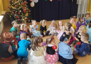 Dzieci siedzą w kole