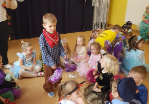 Dzieci siedzą w kole