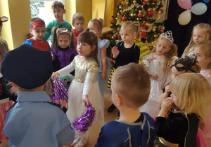 Dzieci tańczą w kole