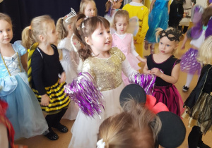 Dzieci tańczą w kole