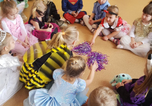 Dzieci siedzą w kole