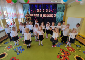 Dzieci występują przed gośćmi