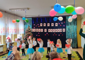 Dzieci tańczą z serduszkami