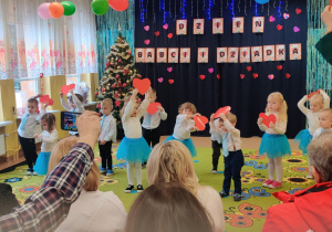 Dzieci tańczą z serduszkami