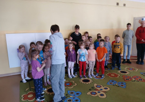 uczniowie wręczają emblematy dzieciom