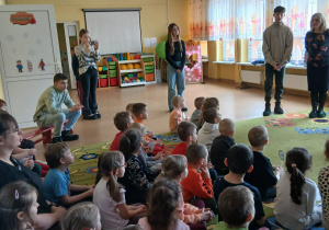 dzieci z uwagą słuchają prelekcji uczniów