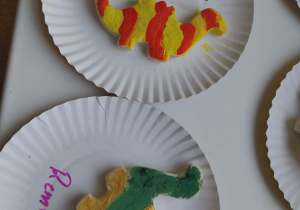 pomalowane na kolorowo dinozaury z masy solnej