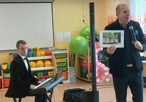 Pan Maciej pokazuje zdjęcie dworku w Żelazowej Woli