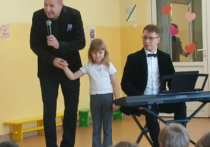 Dziewczynka asystuje przy klawiszach