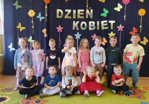 dzieci przed pokazem mody