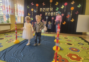 Dziewczynka z chłopcem idą po wybiegu