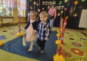 Dziewczynka z chłopcem idą po wybiegu